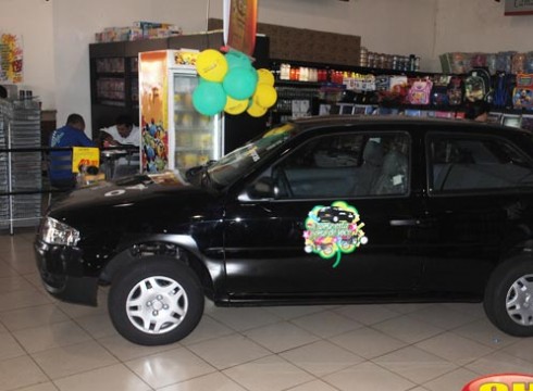 CARRO DENTRO DA LOJA
