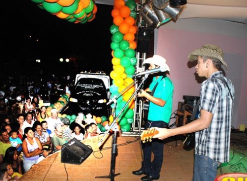 SHOW COM A DUPLA MAURO E JR